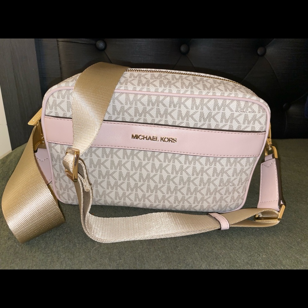 brand new MK bag NEVER wore been sitting in my closet